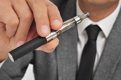 Image de l'article | La Cour d’appel de Paris vient de rendre un des premiers arrêts en matière de réglementation des cigarettes électroniques et semble favorable aux distributeurs d’e-cigarettes. | Lettre des Réseaux